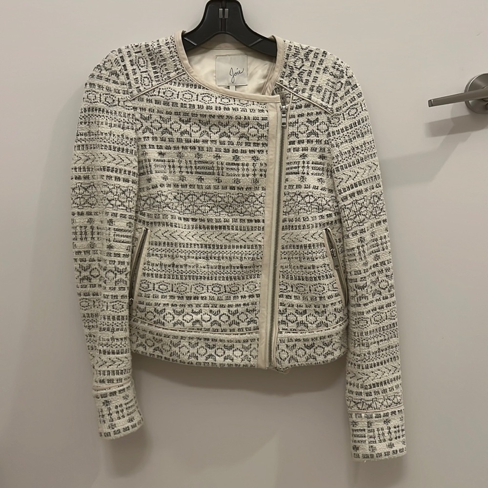 Joie cropped blazer. Cream and grey/black pattern. Size XS.